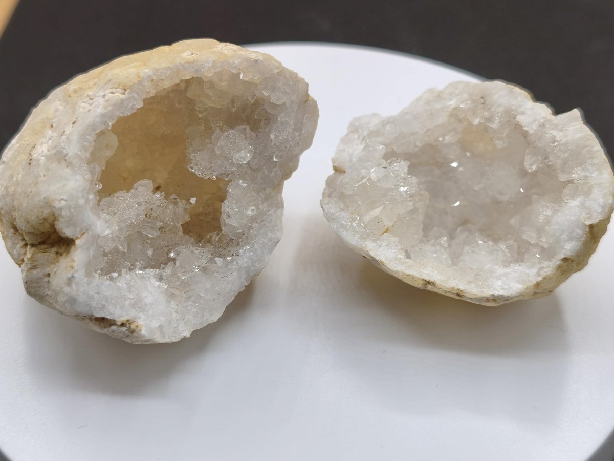 Weiße Calcit-Geode Ei Zweiteilige Kristallgeode mit glitzernder Kristallhöhle Mineralien Kristall Deko Geschenk Haus Wohnen Energie Unikat - Art of Nature Berlin