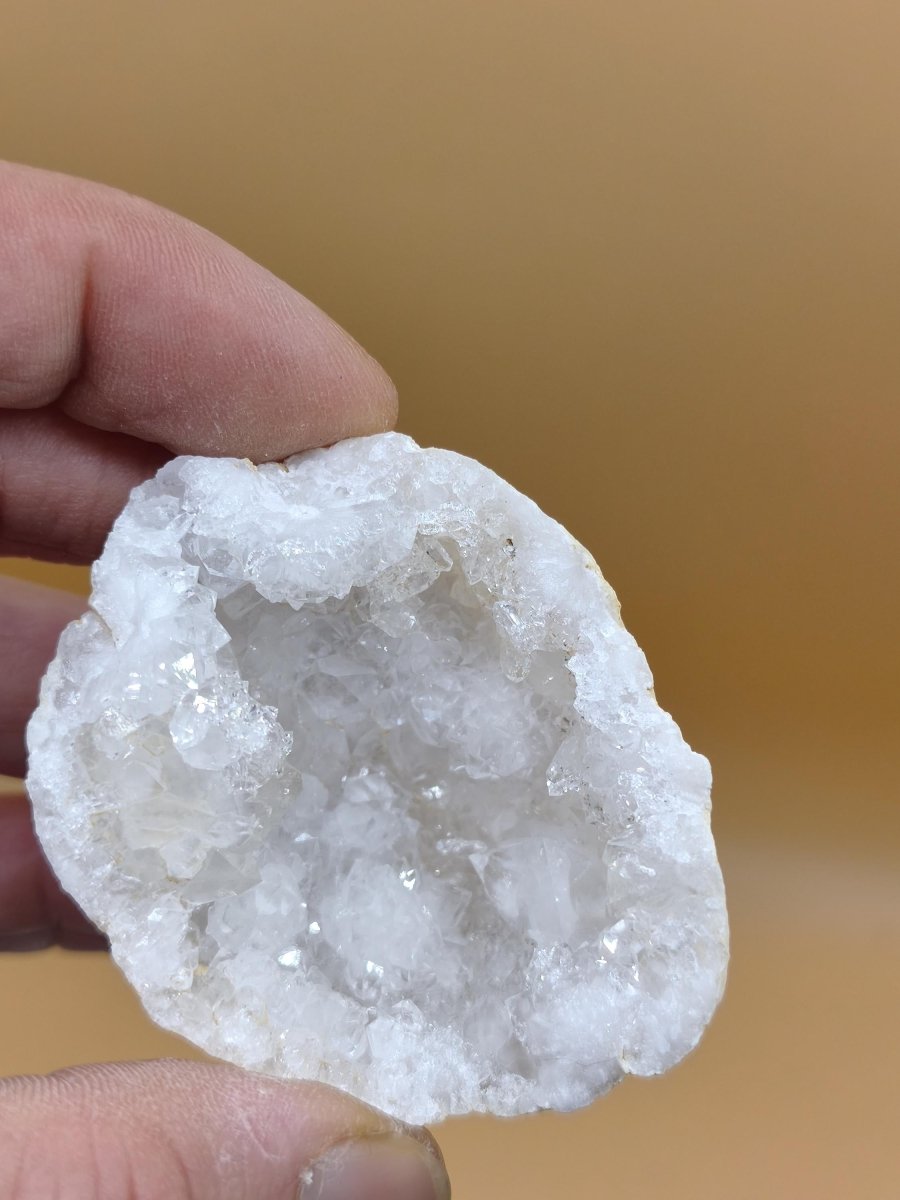 Weiße Calcit-Geode Ei Zweiteilige Kristallgeode mit glitzernder Kristallhöhle Mineralien Kristall Deko Geschenk Haus Wohnen Energie Unikat - Art of Nature Berlin