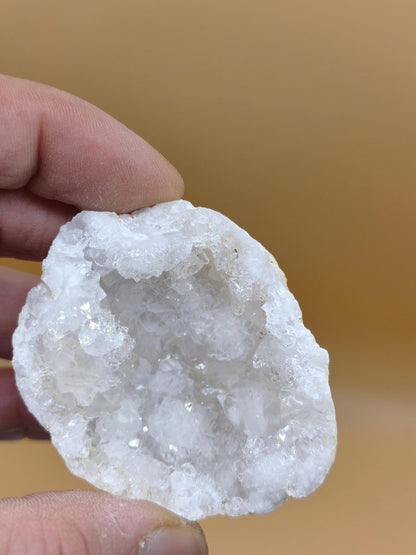 Weiße Calcit-Geode Ei Zweiteilige Kristallgeode mit glitzernder Kristallhöhle Mineralien Kristall Deko Geschenk Haus Wohnen Energie Unikat - Art of Nature Berlin