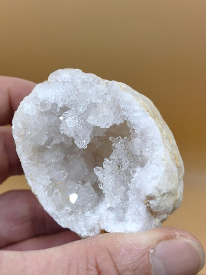 Weiße Calcit-Geode Ei Zweiteilige Kristallgeode mit glitzernder Kristallhöhle Mineralien Kristall Deko Geschenk Haus Wohnen Energie Unikat - Art of Nature Berlin