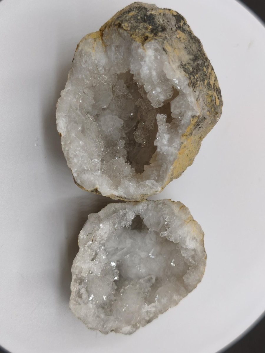 Weiße Calcit-Geode Ei Zweiteilige Kristallgeode mit glitzernder Kristallhöhle Mineralien Kristall Deko Geschenk Haus Wohnen Energie Unikat - Art of Nature Berlin