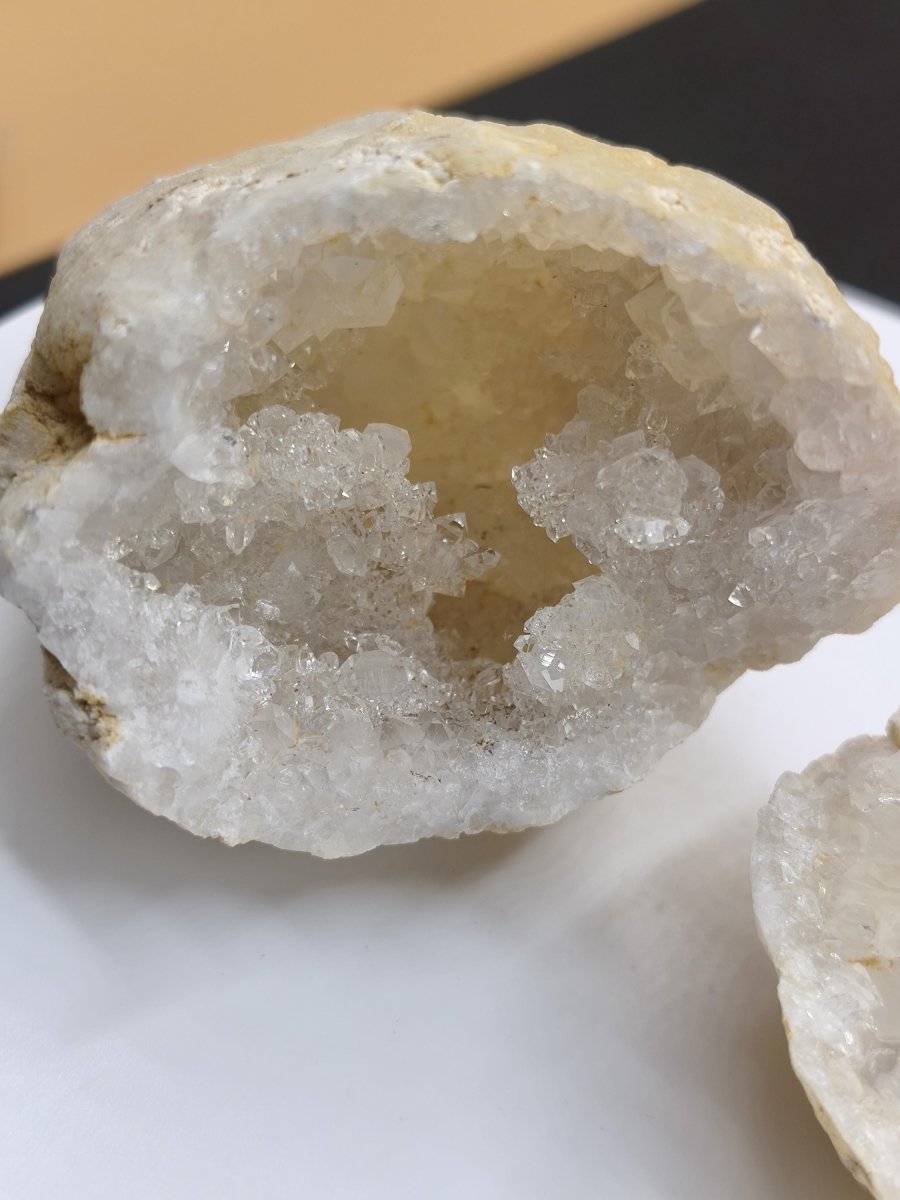 Weiße Calcit-Geode Ei Zweiteilige Kristallgeode mit glitzernder Kristallhöhle Mineralien Kristall Deko Geschenk Haus Wohnen Energie Unikat - Art of Nature Berlin