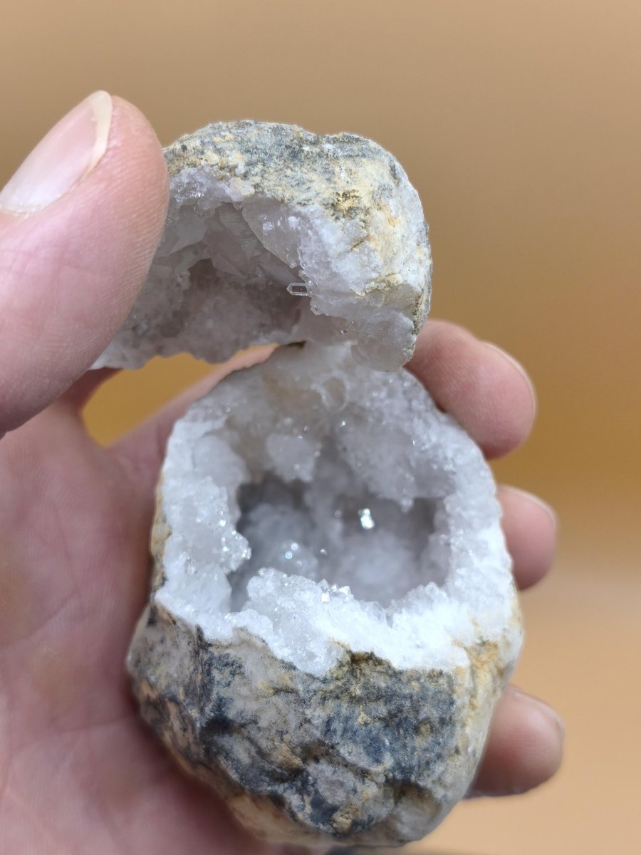 Weiße Calcit-Geode Ei Zweiteilige Kristallgeode mit glitzernder Kristallhöhle Mineralien Kristall Deko Geschenk Haus Wohnen Energie Unikat - Art of Nature Berlin