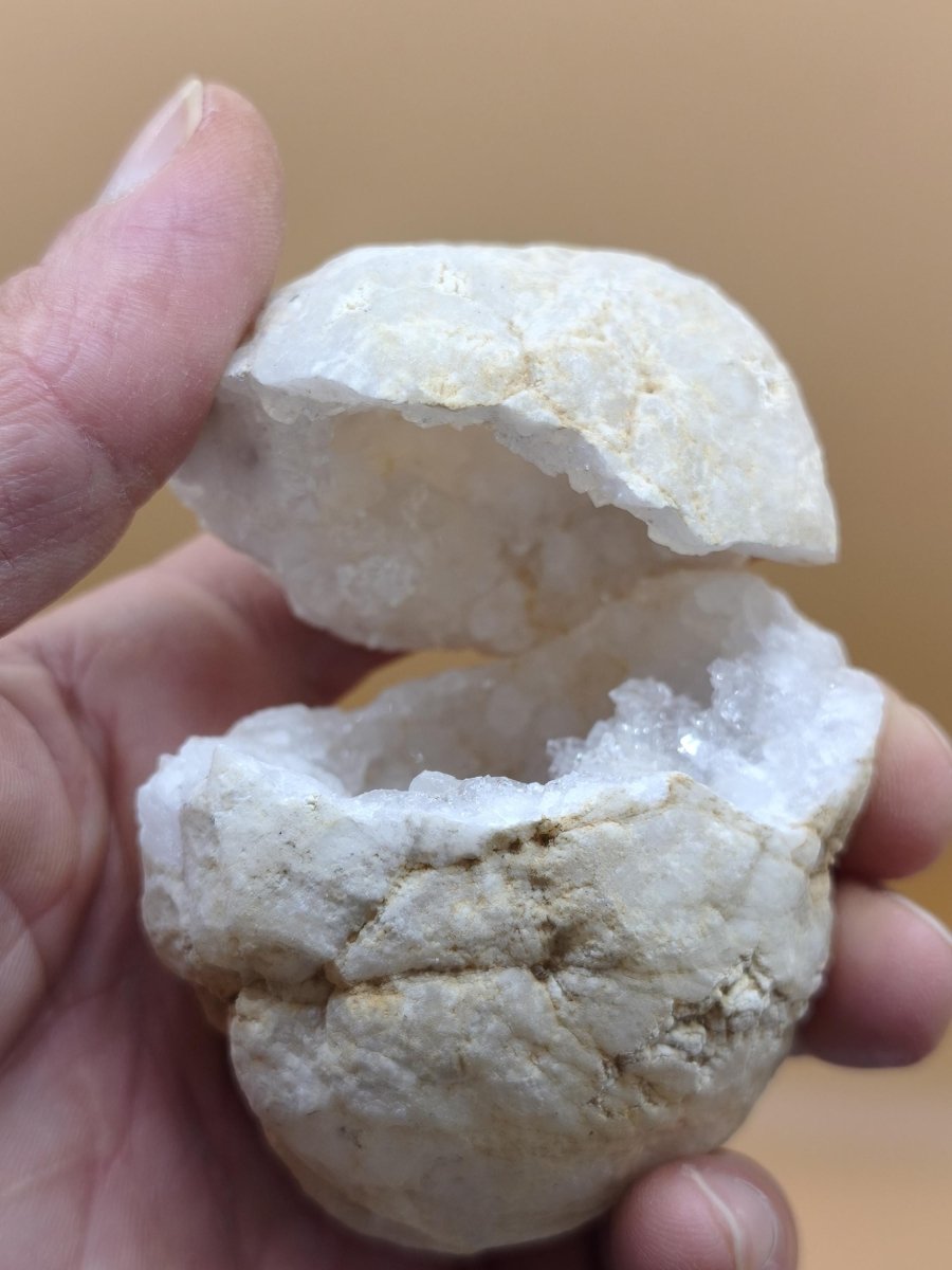 Weiße Calcit-Geode Ei Zweiteilige Kristallgeode mit glitzernder Kristallhöhle Mineralien Kristall Deko Geschenk Haus Wohnen Energie Unikat - Art of Nature Berlin