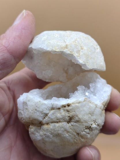 Weiße Calcit-Geode Ei Zweiteilige Kristallgeode mit glitzernder Kristallhöhle Mineralien Kristall Deko Geschenk Haus Wohnen Energie Unikat - Art of Nature Berlin