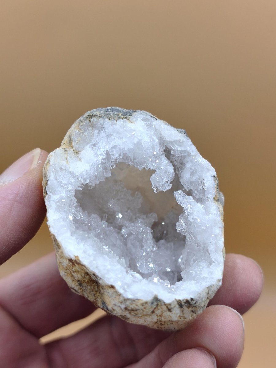 Weiße Calcit-Geode Ei Zweiteilige Kristallgeode mit glitzernder Kristallhöhle Mineralien Kristall Deko Geschenk Haus Wohnen Energie Unikat - Art of Nature Berlin