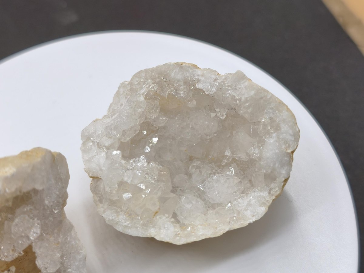 Weiße Calcit-Geode Ei Zweiteilige Kristallgeode mit glitzernder Kristallhöhle Mineralien Kristall Deko Geschenk Haus Wohnen Energie Unikat - Art of Nature Berlin