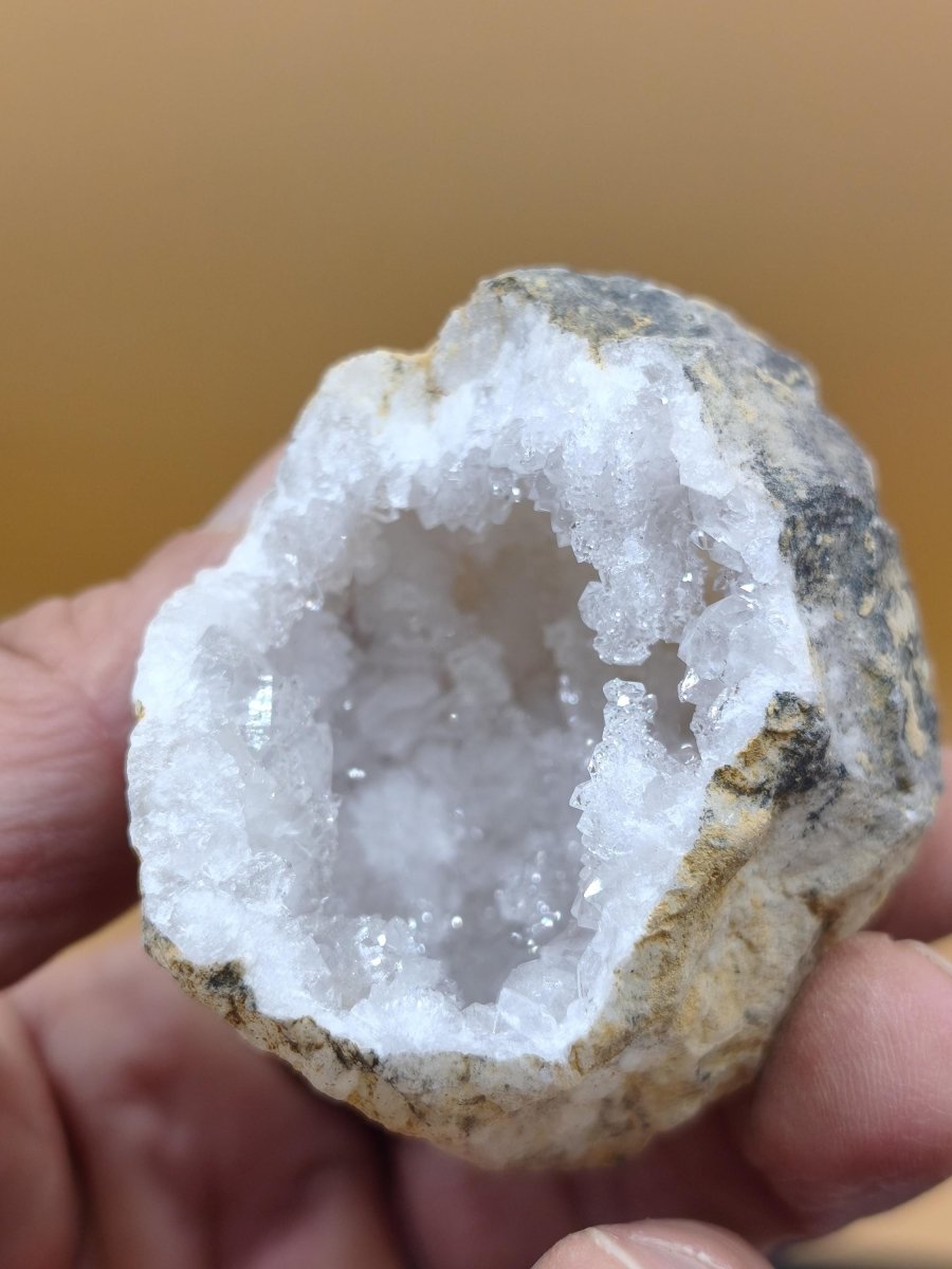 Weiße Calcit-Geode Ei Zweiteilige Kristallgeode mit glitzernder Kristallhöhle Mineralien Kristall Deko Geschenk Haus Wohnen Energie Unikat - Art of Nature Berlin