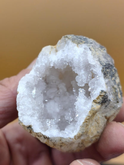 Weiße Calcit-Geode Ei Zweiteilige Kristallgeode mit glitzernder Kristallhöhle Mineralien Kristall Deko Geschenk Haus Wohnen Energie Unikat - Art of Nature Berlin