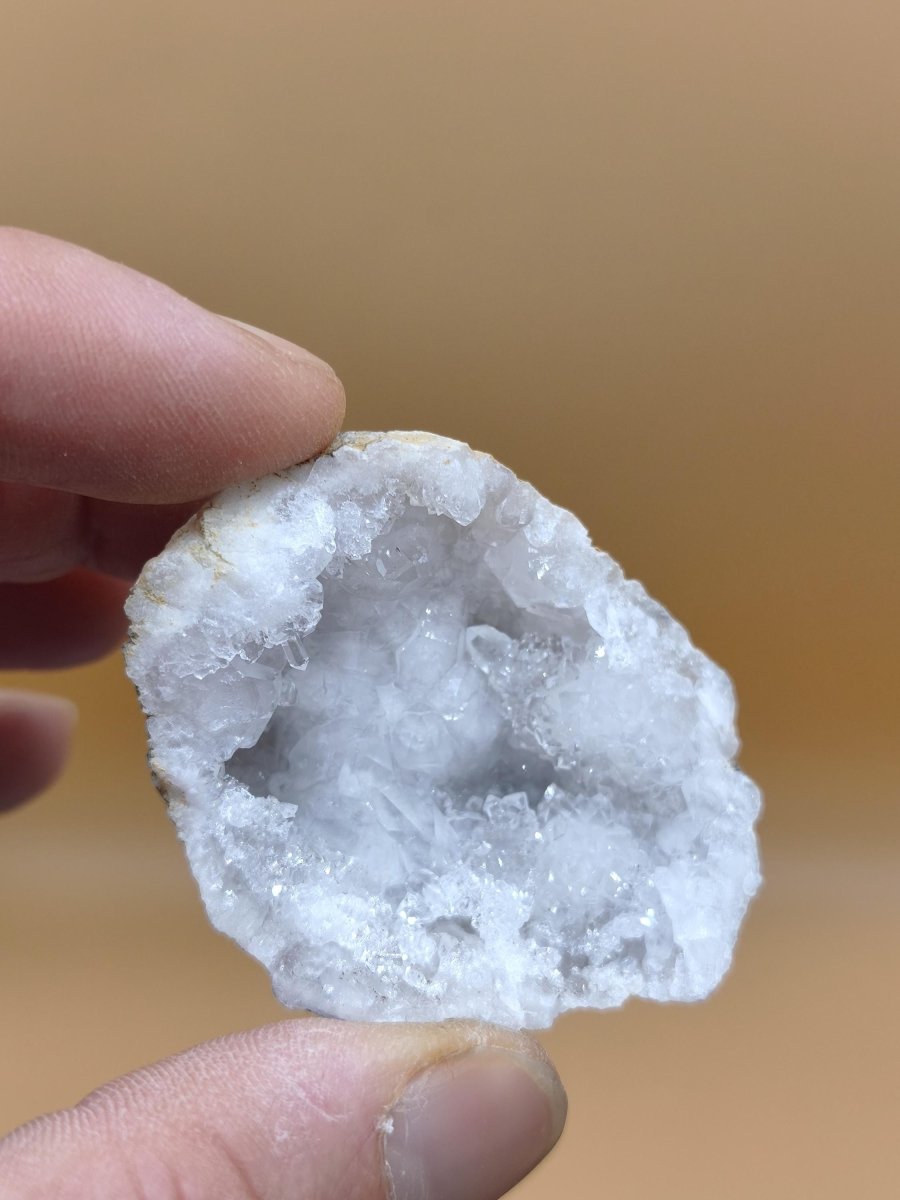 Weiße Calcit-Geode Ei Zweiteilige Kristallgeode mit glitzernder Kristallhöhle Mineralien Kristall Deko Geschenk Haus Wohnen Energie Unikat - Art of Nature Berlin