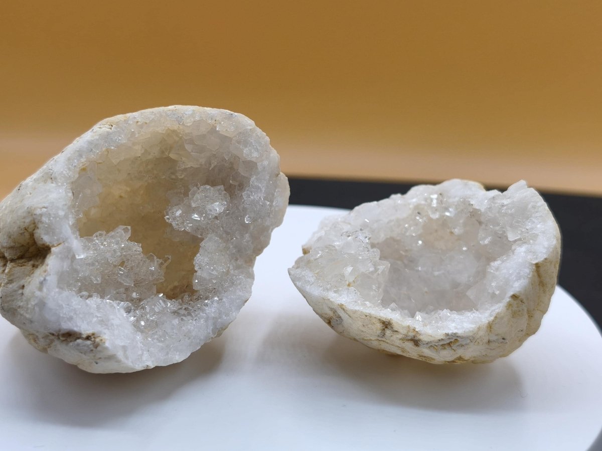 Weiße Calcit-Geode Ei Zweiteilige Kristallgeode mit glitzernder Kristallhöhle Mineralien Kristall Deko Geschenk Haus Wohnen Energie Unikat - Art of Nature Berlin