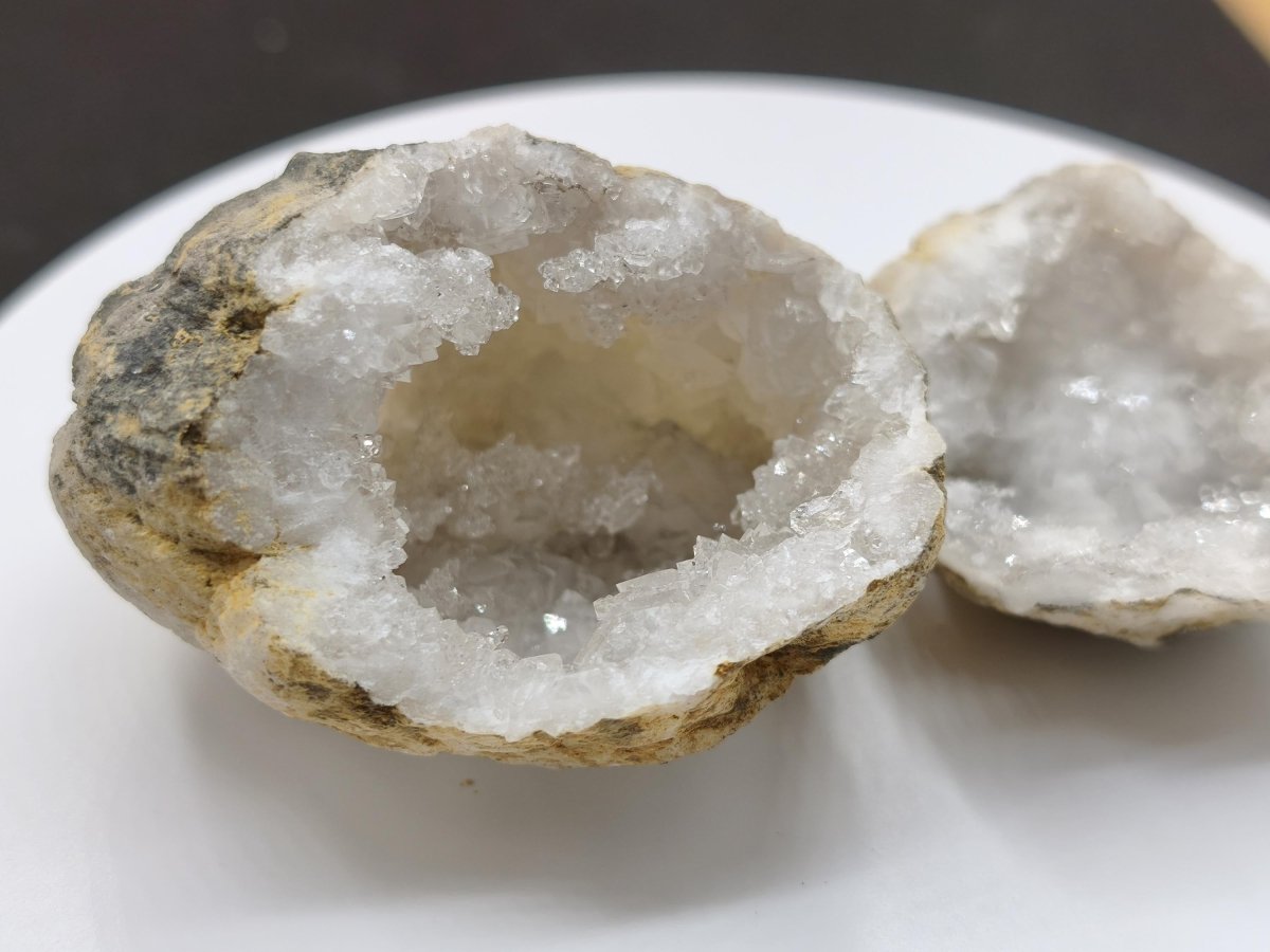 Weiße Calcit-Geode Ei Zweiteilige Kristallgeode mit glitzernder Kristallhöhle Mineralien Kristall Deko Geschenk Haus Wohnen Energie Unikat - Art of Nature Berlin