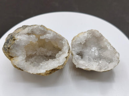 Weiße Calcit-Geode Ei Zweiteilige Kristallgeode mit glitzernder Kristallhöhle Mineralien Kristall Deko Geschenk Haus Wohnen Energie Unikat - Art of Nature Berlin