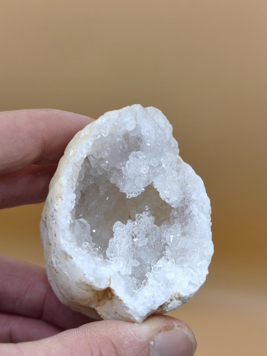 Weiße Calcit-Geode Ei Zweiteilige Kristallgeode mit glitzernder Kristallhöhle Mineralien Kristall Deko Geschenk Haus Wohnen Energie Unikat - Art of Nature Berlin