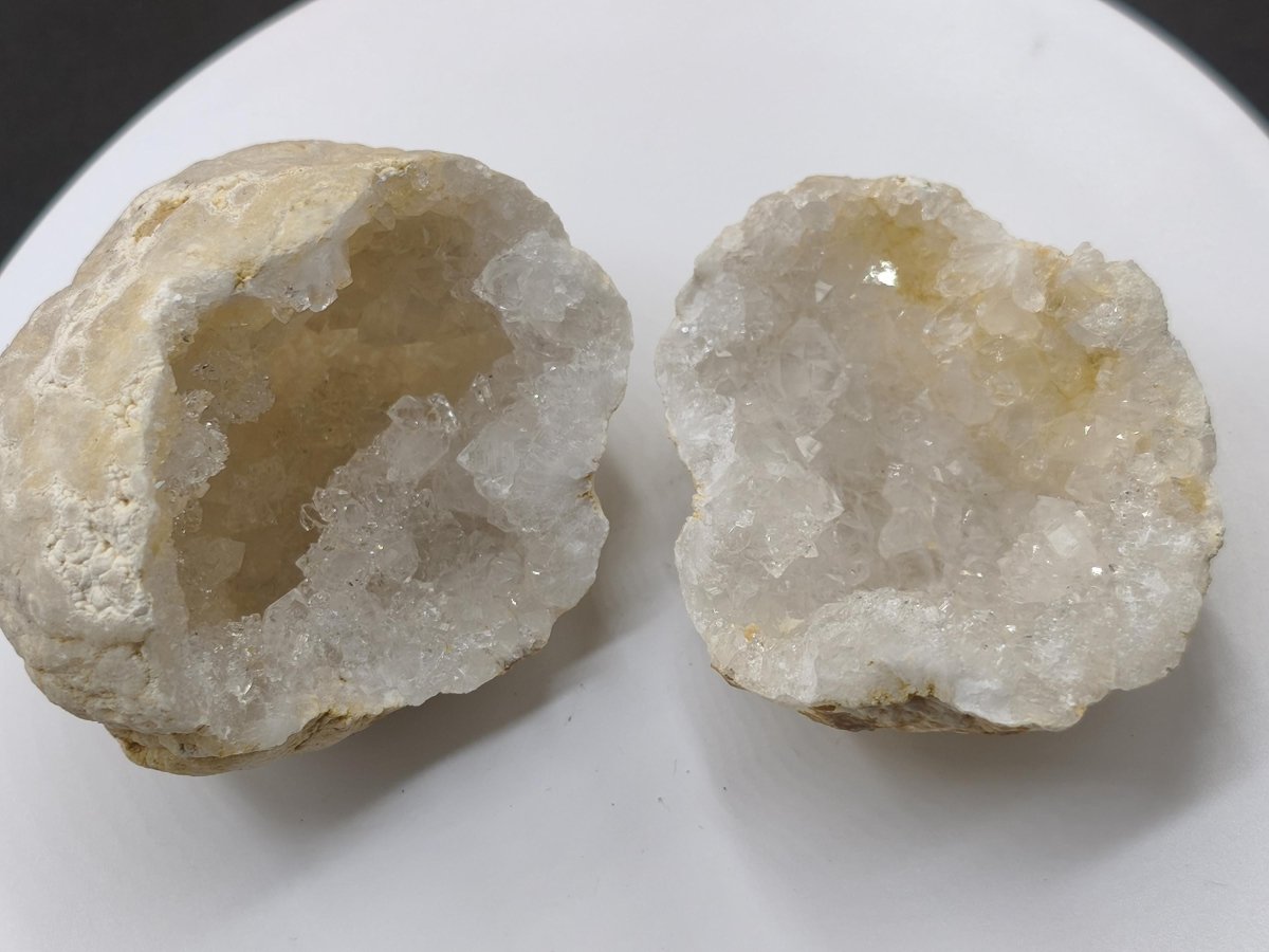 Weiße Calcit-Geode – Zweiteilige Kristallgeode mit glitzernder Kristallhöhle Mineralien Kristall Deko Geschenk Haus Wohnen Energie Unikat - Art of Nature Berlin