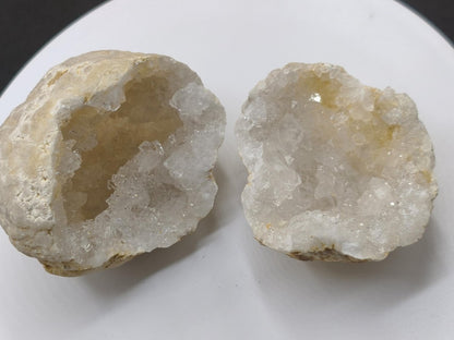 Weiße Calcit-Geode – Zweiteilige Kristallgeode mit glitzernder Kristallhöhle Mineralien Kristall Deko Geschenk Haus Wohnen Energie Unikat - Art of Nature Berlin