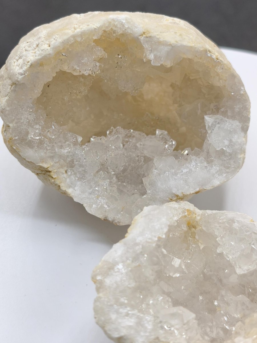 Weiße Calcit-Geode – Zweiteilige Kristallgeode mit glitzernder Kristallhöhle Mineralien Kristall Deko Geschenk Haus Wohnen Energie Unikat - Art of Nature Berlin