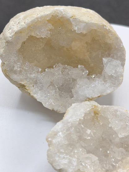 Weiße Calcit-Geode – Zweiteilige Kristallgeode mit glitzernder Kristallhöhle Mineralien Kristall Deko Geschenk Haus Wohnen Energie Unikat - Art of Nature Berlin