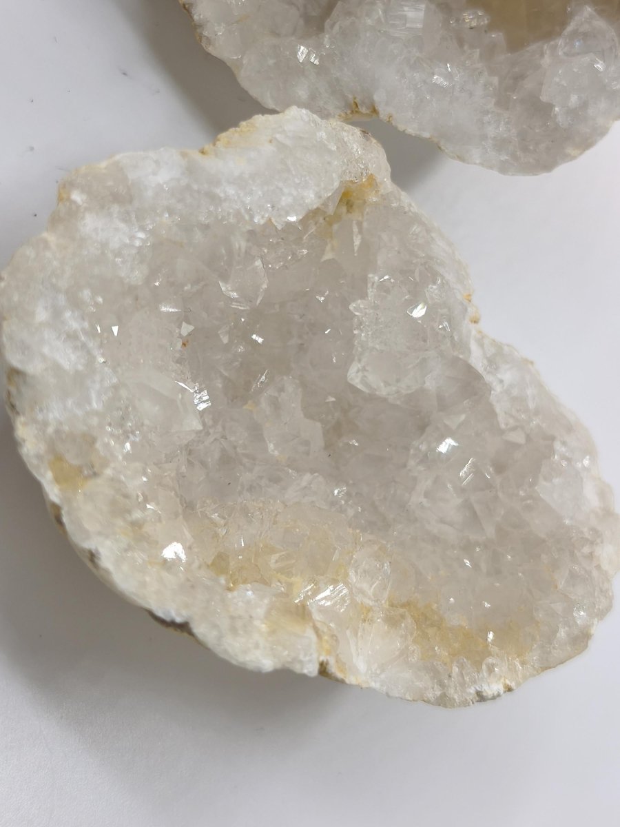 Weiße Calcit-Geode – Zweiteilige Kristallgeode mit glitzernder Kristallhöhle Mineralien Kristall Deko Geschenk Haus Wohnen Energie Unikat - Art of Nature Berlin