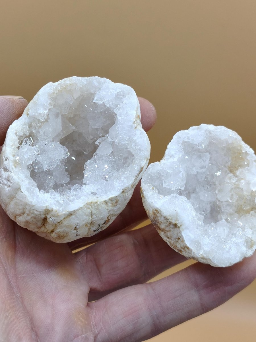 Weiße Calcit-Geode – Zweiteilige Kristallgeode mit glitzernder Kristallhöhle Mineralien Kristall Deko Geschenk Haus Wohnen Energie Unikat - Art of Nature Berlin