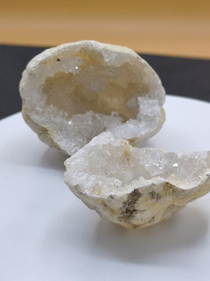 Weiße Calcit-Geode – Zweiteilige Kristallgeode mit glitzernder Kristallhöhle Mineralien Kristall Deko Geschenk Haus Wohnen Energie Unikat - Art of Nature Berlin