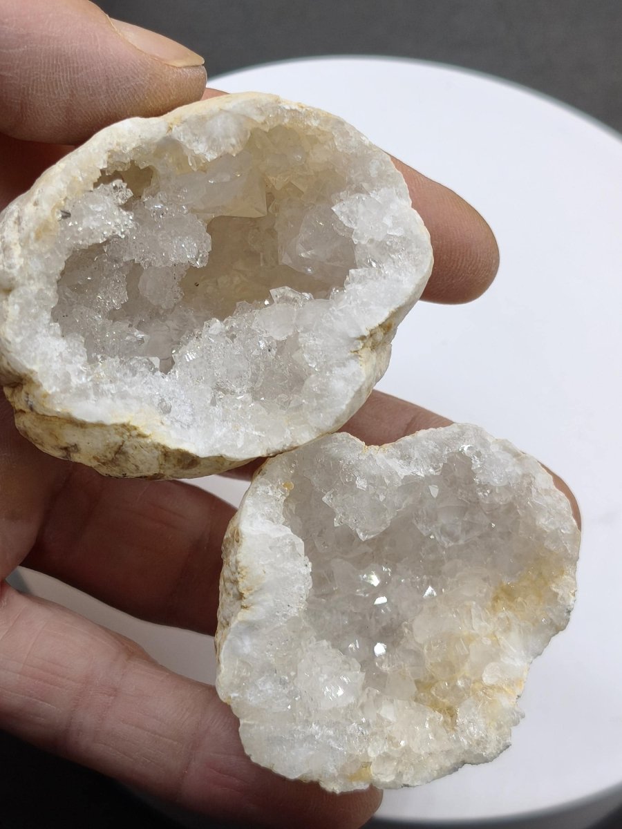 Weiße Calcit-Geode – Zweiteilige Kristallgeode mit glitzernder Kristallhöhle Mineralien Kristall Deko Geschenk Haus Wohnen Energie Unikat - Art of Nature Berlin