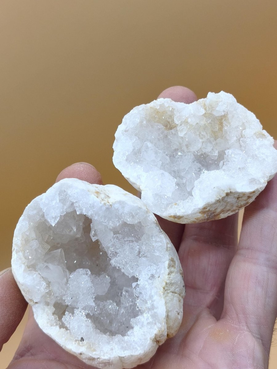 Weiße Calcit-Geode – Zweiteilige Kristallgeode mit glitzernder Kristallhöhle Mineralien Kristall Deko Geschenk Haus Wohnen Energie Unikat - Art of Nature Berlin