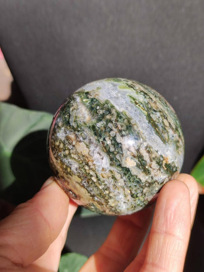 XL 8 Adern Ocean Jaspis Orbicular grün - Edelstein Kugel Natur Heilstein Deko Kristall Geschenk Er Sie Mann Frau Haus Wohnung Energie Selten - Art of Nature Berlin