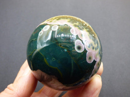 XL 8 Adern Ocean Jaspis Orbicular grün - Edelstein Kugel Natur Heilstein Deko Kristall Geschenk Er Sie Mann Frau Haus Wohnung Energie Selten - Art of Nature Berlin