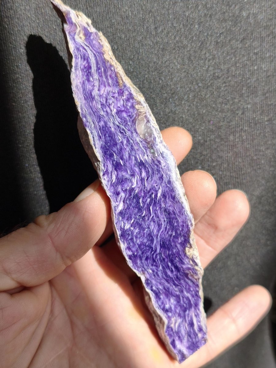 XL Charoit Stufe mit Anschliff – Sammler Unikat mit violetter Maserung Russland Heilstein Unikat Sammler Deko Kristall Mineralien Geschenk - Art of Nature Berlin