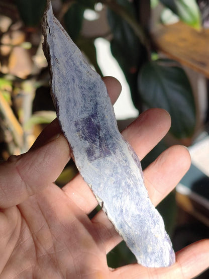 XL Charoit Stufe mit Anschliff – Sammler Unikat mit violetter Maserung Russland Heilstein Unikat Sammler Deko Kristall Mineralien Geschenk - Art of Nature Berlin