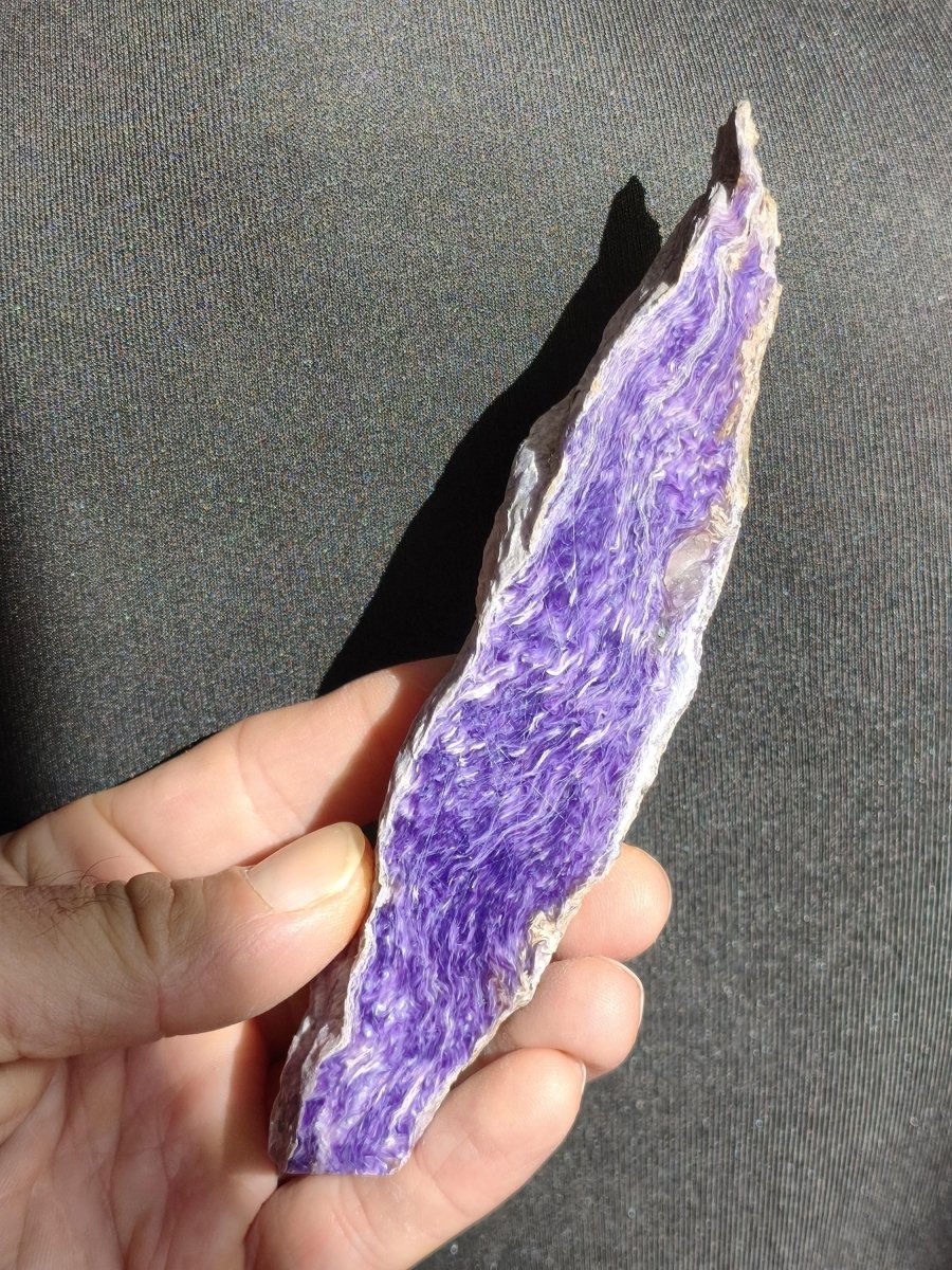 XL Charoit Stufe mit Anschliff – Sammler Unikat mit violetter Maserung Russland Heilstein Unikat Sammler Deko Kristall Mineralien Geschenk - Art of Nature Berlin
