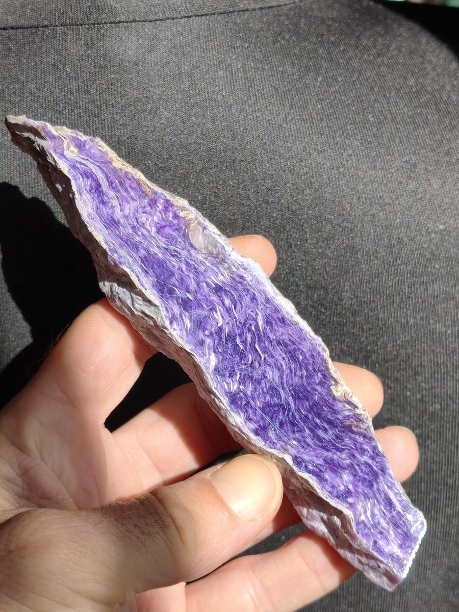 XL Charoit Stufe mit Anschliff – Sammler Unikat mit violetter Maserung Russland Heilstein Unikat Sammler Deko Kristall Mineralien Geschenk - Art of Nature Berlin