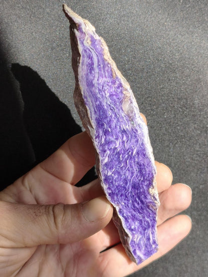XL Charoit Stufe mit Anschliff – Sammler Unikat mit violetter Maserung Russland Heilstein Unikat Sammler Deko Kristall Mineralien Geschenk - Art of Nature Berlin