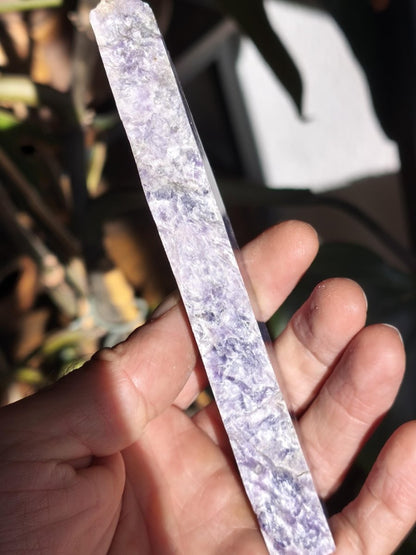 XL Charoit Stufe mit Anschliff – Sammler Unikat mit violetter Maserung Russland Heilstein Unikat Sammler Deko Kristall Mineralien Geschenk - Art of Nature Berlin