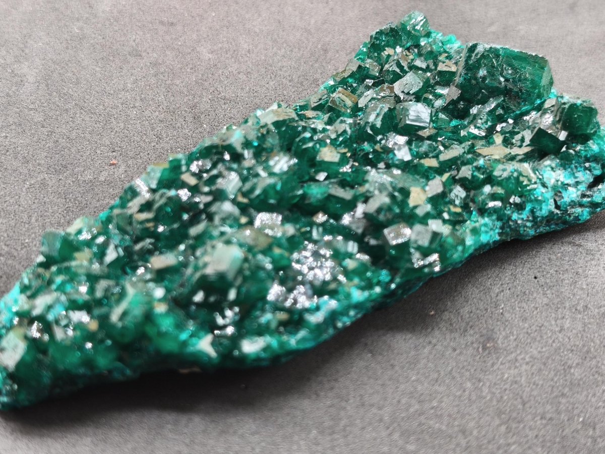 XL Dioptas Kristallstufe AAA aus dem Kongo 607ct/121g– Intensives Smaragdgrün – Großes Sammlerstück Mineral Kristalle Geschenk Unikat Selten - Art of Nature Berlin