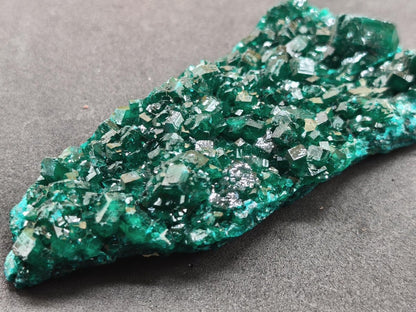 XL Dioptas Kristallstufe AAA aus dem Kongo 607ct/121g– Intensives Smaragdgrün – Großes Sammlerstück Mineral Kristalle Geschenk Unikat Selten - Art of Nature Berlin