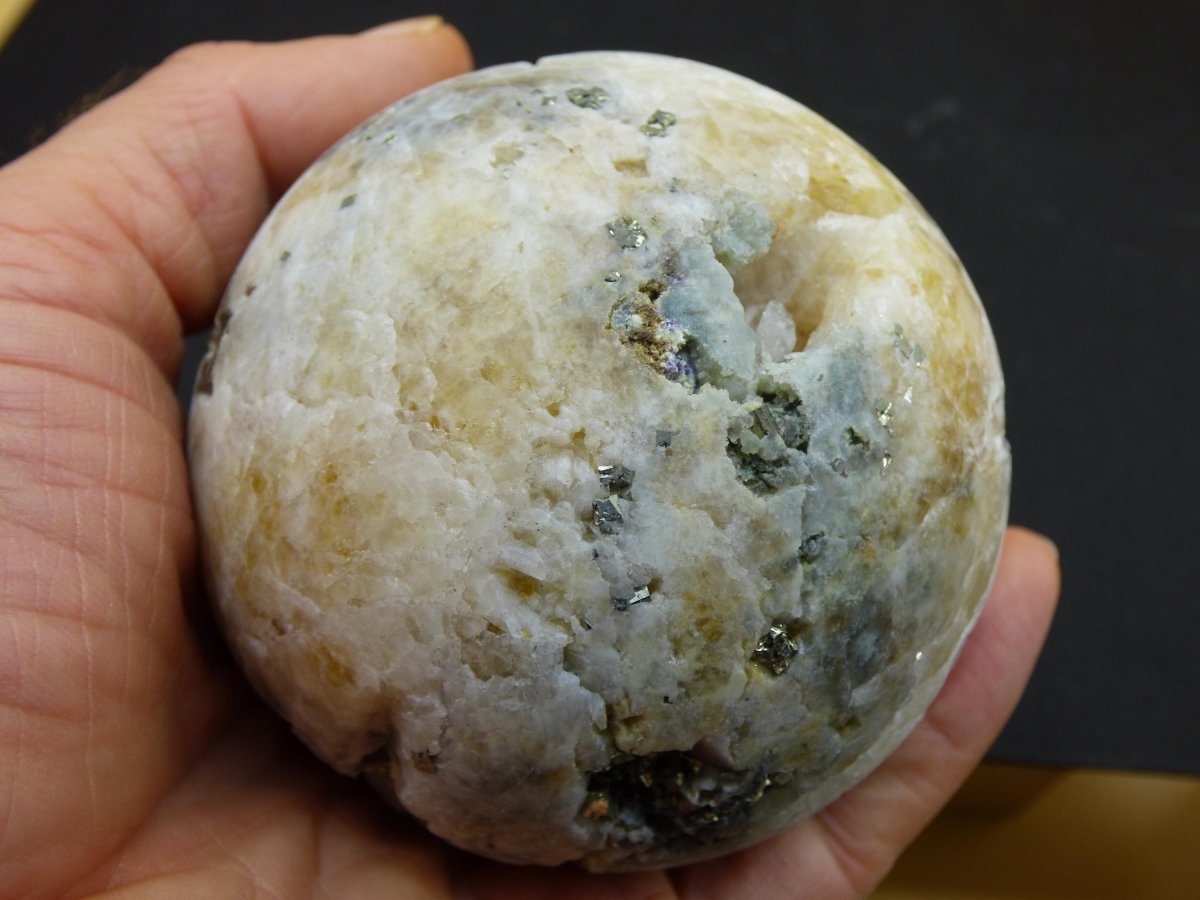 XL Quarz + Pyrit + Calcit Mineral Symbiose - Edelstein Kugel Geode Sammler Deko Kristall Heilstein Rund Ball Rarität Wohnen Geschenk - Art of Nature Berlin