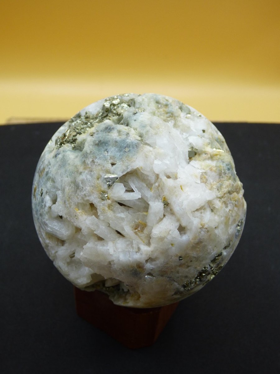 XL Quarz + Pyrit + Calcit Mineral Symbiose - Edelstein Kugel Geode Sammler Deko Kristall Heilstein Rund Ball Rarität Wohnen Geschenk - Art of Nature Berlin