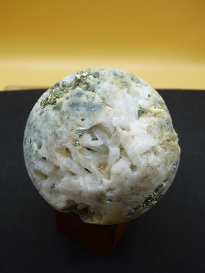 XL Quarz + Pyrit + Calcit Mineral Symbiose - Edelstein Kugel Geode Sammler Deko Kristall Heilstein Rund Ball Rarität Wohnen Geschenk - Art of Nature Berlin