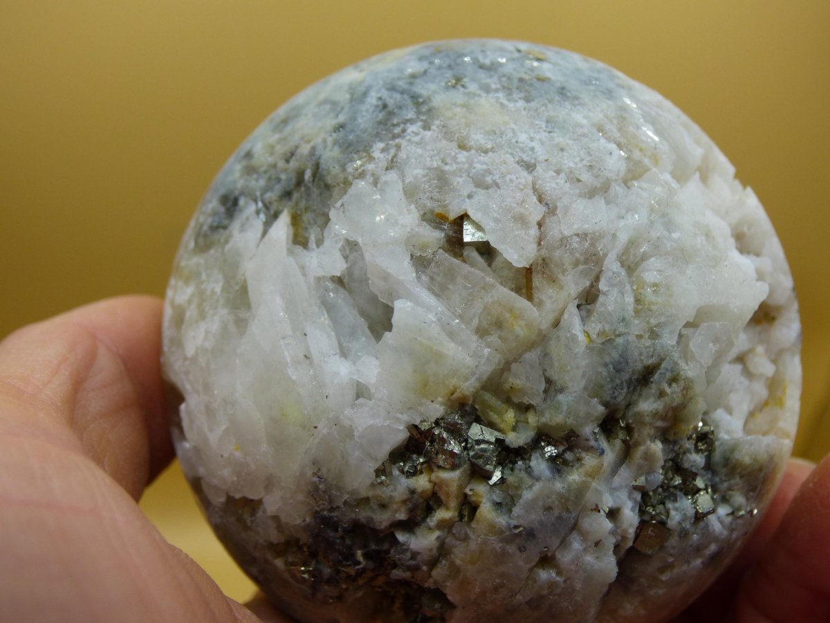 XL Quarz + Pyrit + Calcit Mineral Symbiose - Edelstein Kugel Geode Sammler Deko Kristall Heilstein Rund Ball Rarität Wohnen Geschenk - Art of Nature Berlin