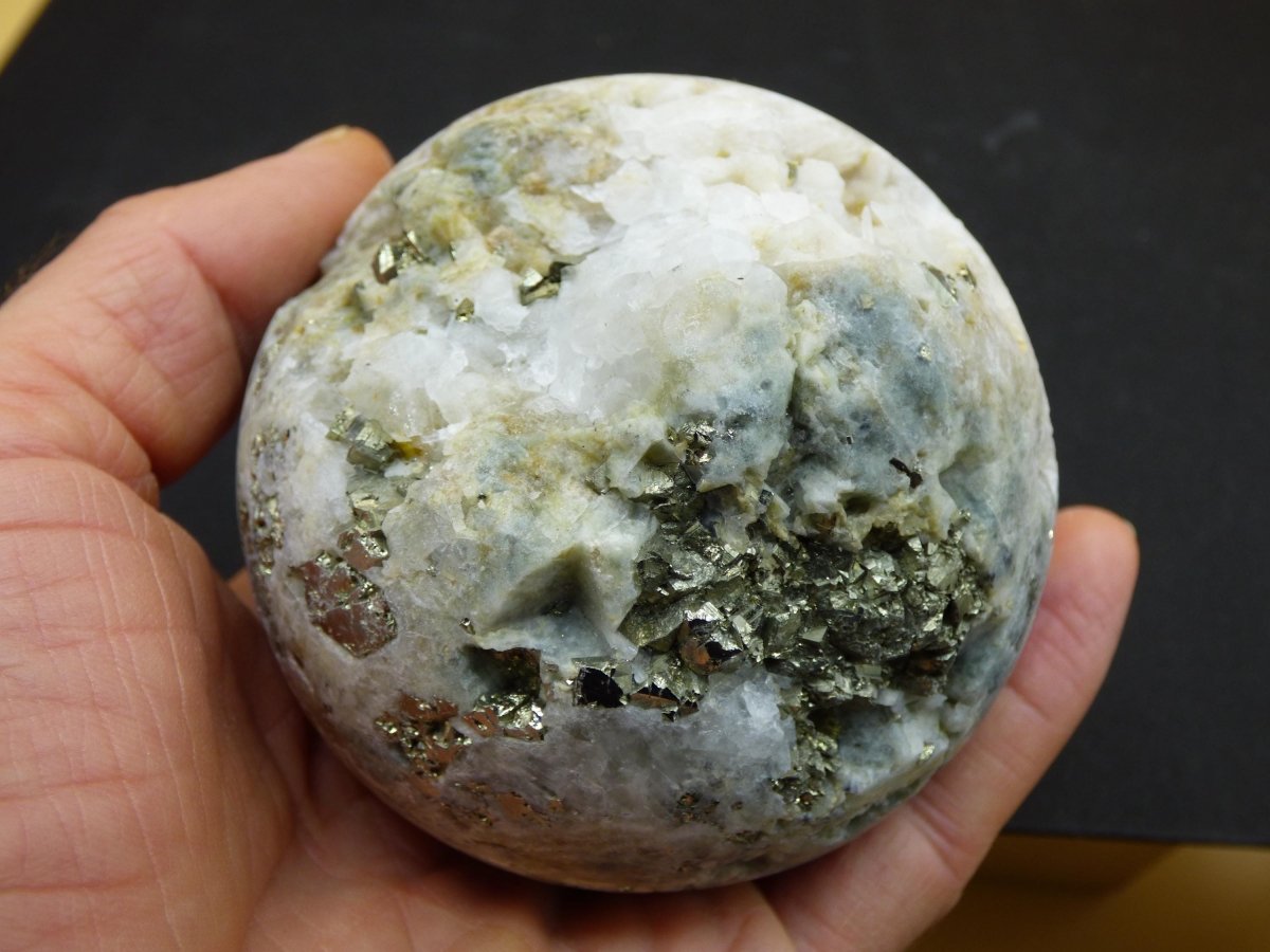 XL Quarz + Pyrit + Calcit Mineral Symbiose - Edelstein Kugel Geode Sammler Deko Kristall Heilstein Rund Ball Rarität Wohnen Geschenk - Art of Nature Berlin