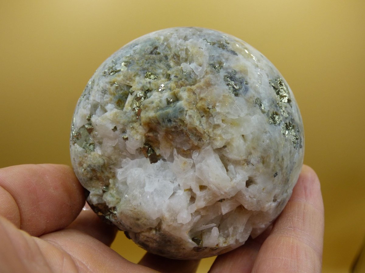 XL Quarz + Pyrit + Calcit Mineral Symbiose - Edelstein Kugel Geode Sammler Deko Kristall Heilstein Rund Ball Rarität Wohnen Geschenk - Art of Nature Berlin