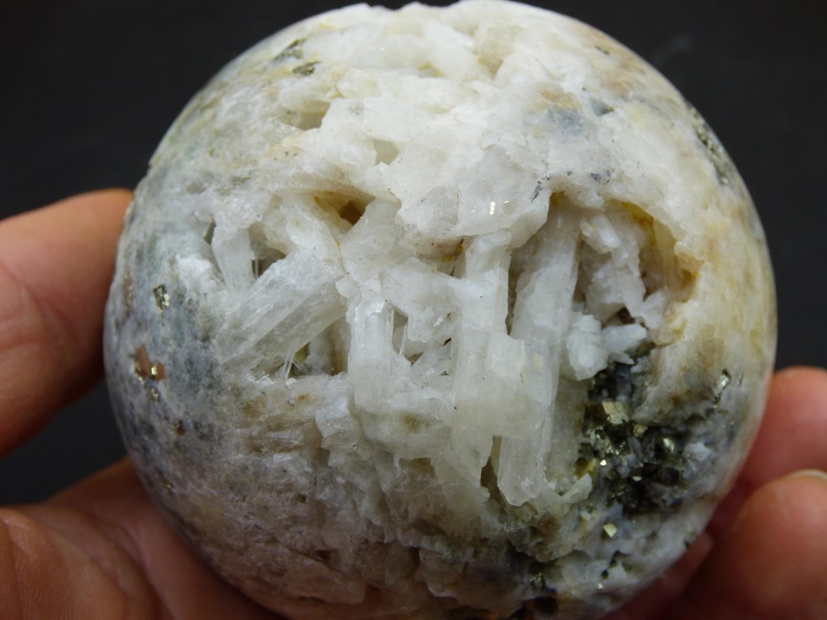 XL Quarz + Pyrit + Calcit Mineral Symbiose - Edelstein Kugel Geode Sammler Deko Kristall Heilstein Rund Ball Rarität Wohnen Geschenk - Art of Nature Berlin