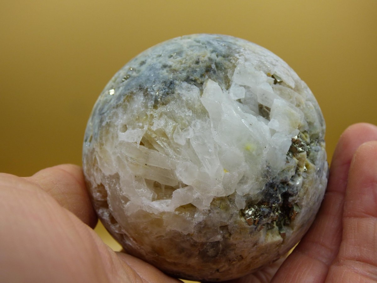 XL Quarz + Pyrit + Calcit Mineral Symbiose - Edelstein Kugel Geode Sammler Deko Kristall Heilstein Rund Ball Rarität Wohnen Geschenk - Art of Nature Berlin
