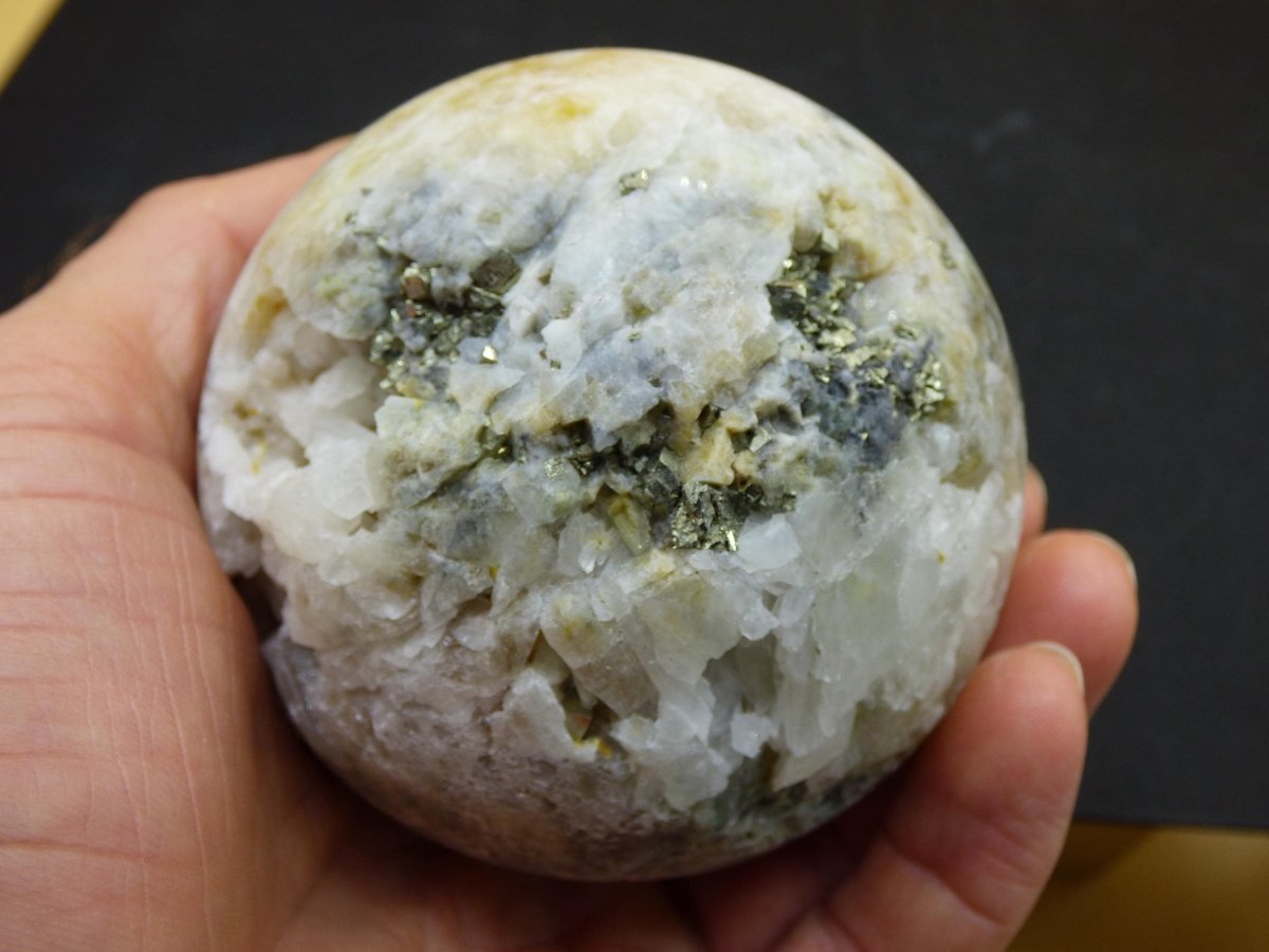 XL Quarz + Pyrit + Calcit Mineral Symbiose - Edelstein Kugel Geode Sammler Deko Kristall Heilstein Rund Ball Rarität Wohnen Geschenk - Art of Nature Berlin