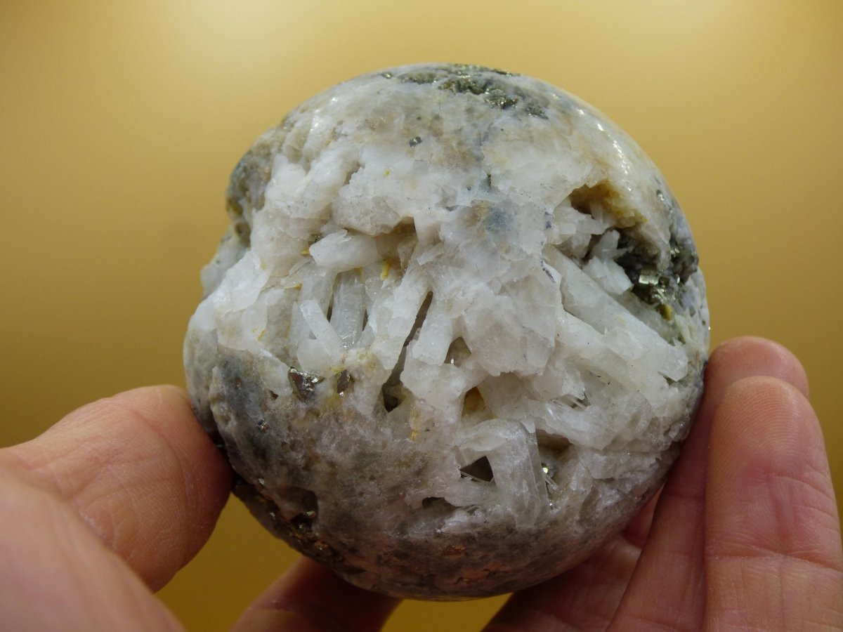 XL Quarz + Pyrit + Calcit Mineral Symbiose - Edelstein Kugel Geode Sammler Deko Kristall Heilstein Rund Ball Rarität Wohnen Geschenk - Art of Nature Berlin