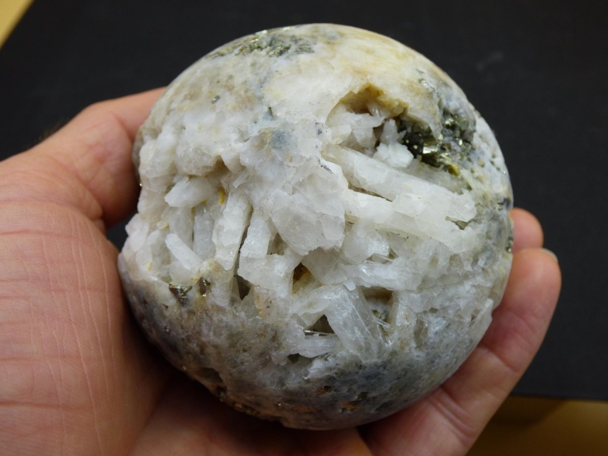 XL Quarz + Pyrit + Calcit Mineral Symbiose - Edelstein Kugel Geode Sammler Deko Kristall Heilstein Rund Ball Rarität Wohnen Geschenk - Art of Nature Berlin