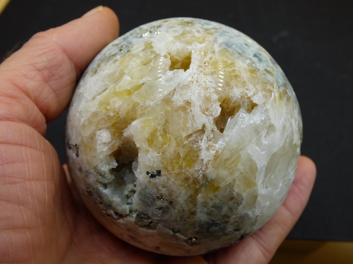 XL Quarz + Pyrit + Calcit Mineral Symbiose - Edelstein Kugel Geode Sammler Deko Kristall Heilstein Rund Ball Rarität Wohnen Geschenk - Art of Nature Berlin