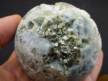 XL Quarz + Pyrit + Calcit Mineral Symbiose - Edelstein Kugel Geode Sammler Deko Kristall Heilstein Rund Ball Rarität Wohnen Geschenk - Art of Nature Berlin